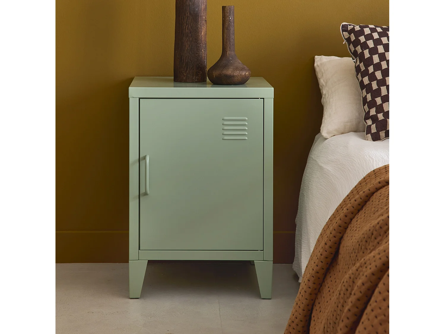 Table de chevet en acier vert. 1 porte. casier. chambre enfant
