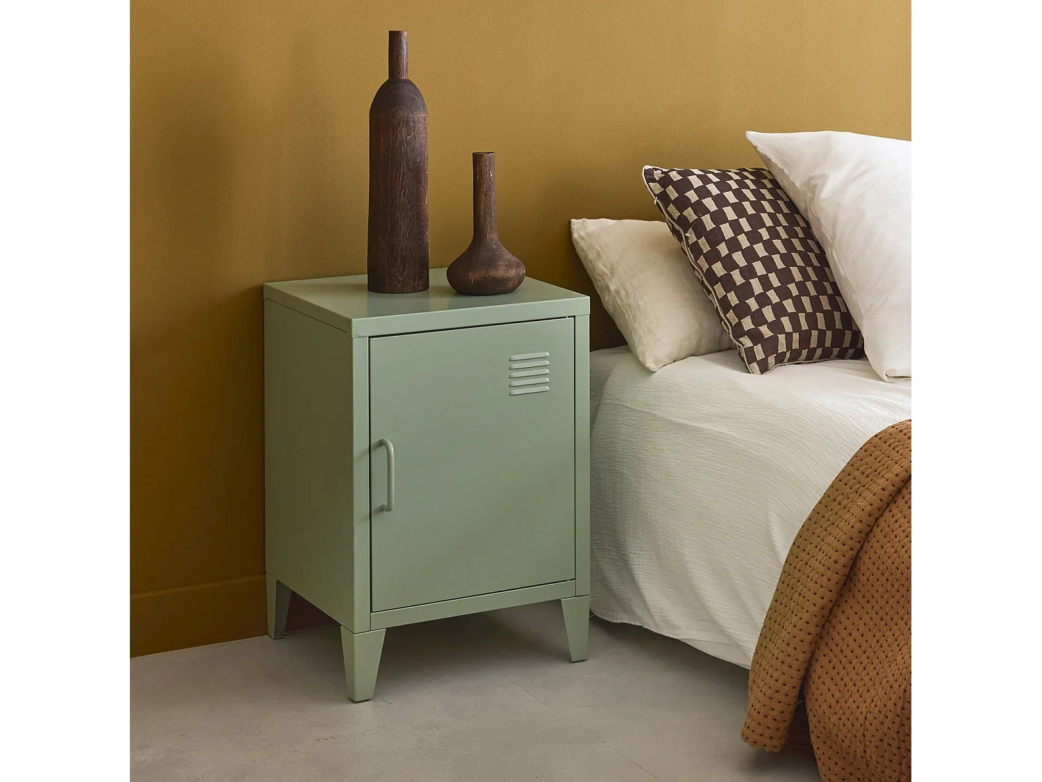 Table de chevet en acier vert. 1 porte. casier. chambre enfant