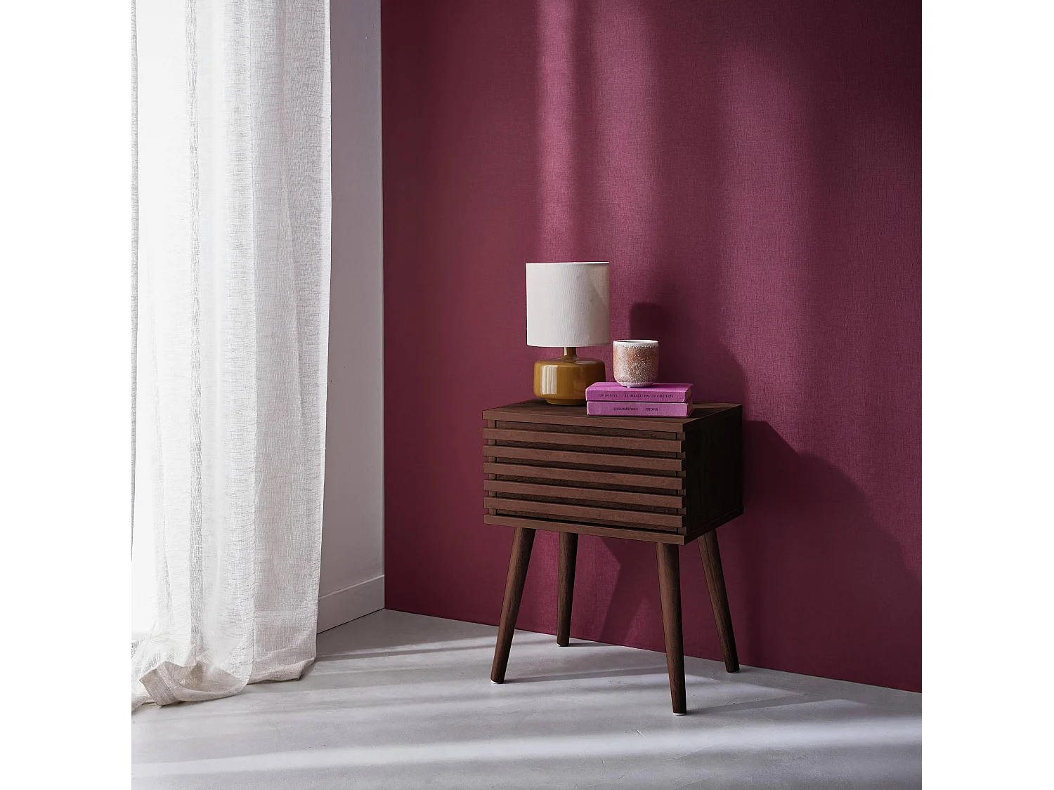 Comodino scandinavo con decori in legno scanalato, marrone