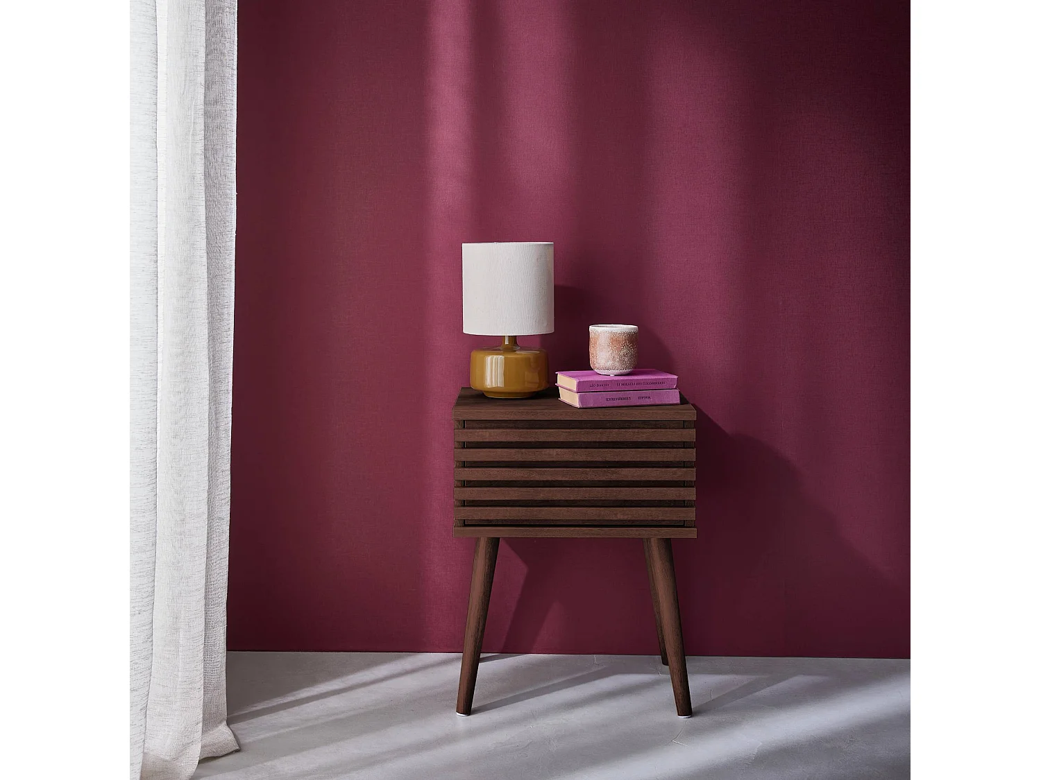 Table de chevet style scandinave décor bois couleur noyer avec tiroir rainuré et pieds compas