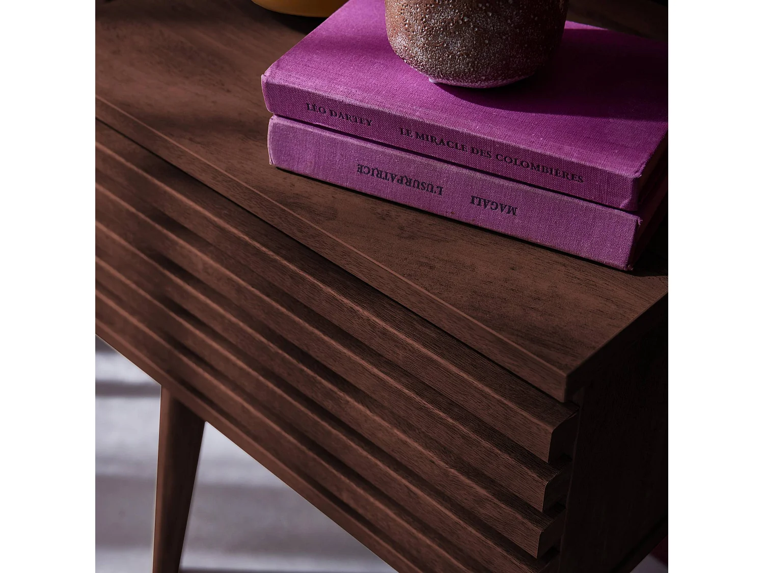 Table de chevet style scandinave décor bois couleur noyer avec tiroir rainuré et pieds compas