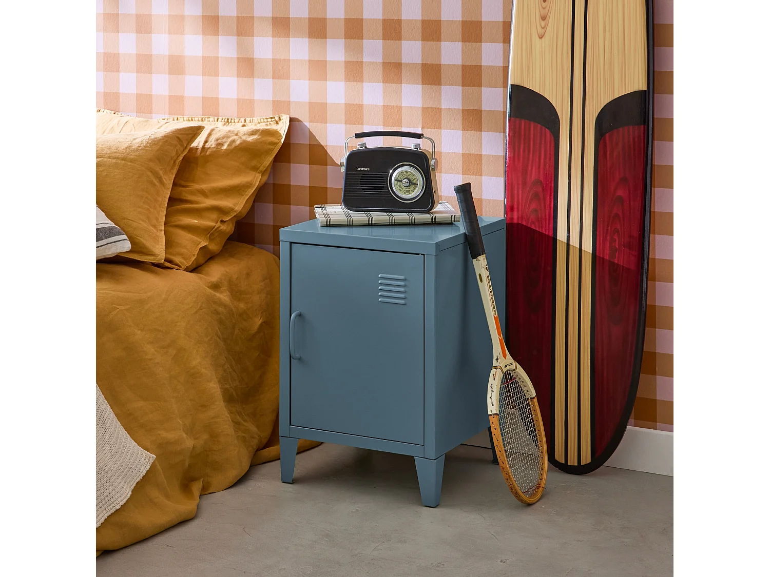 Table de chevet en acier bleu. 1 porte. casier. chambre enfant