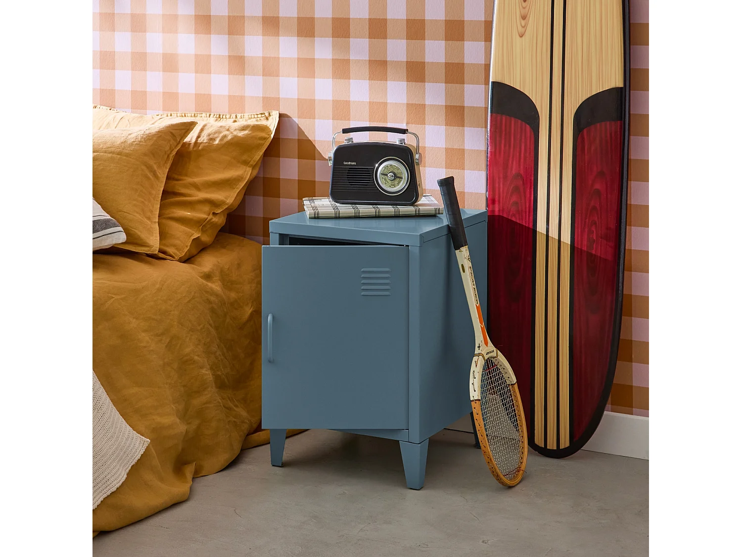 Table de chevet en acier bleu. 1 porte. casier. chambre enfant