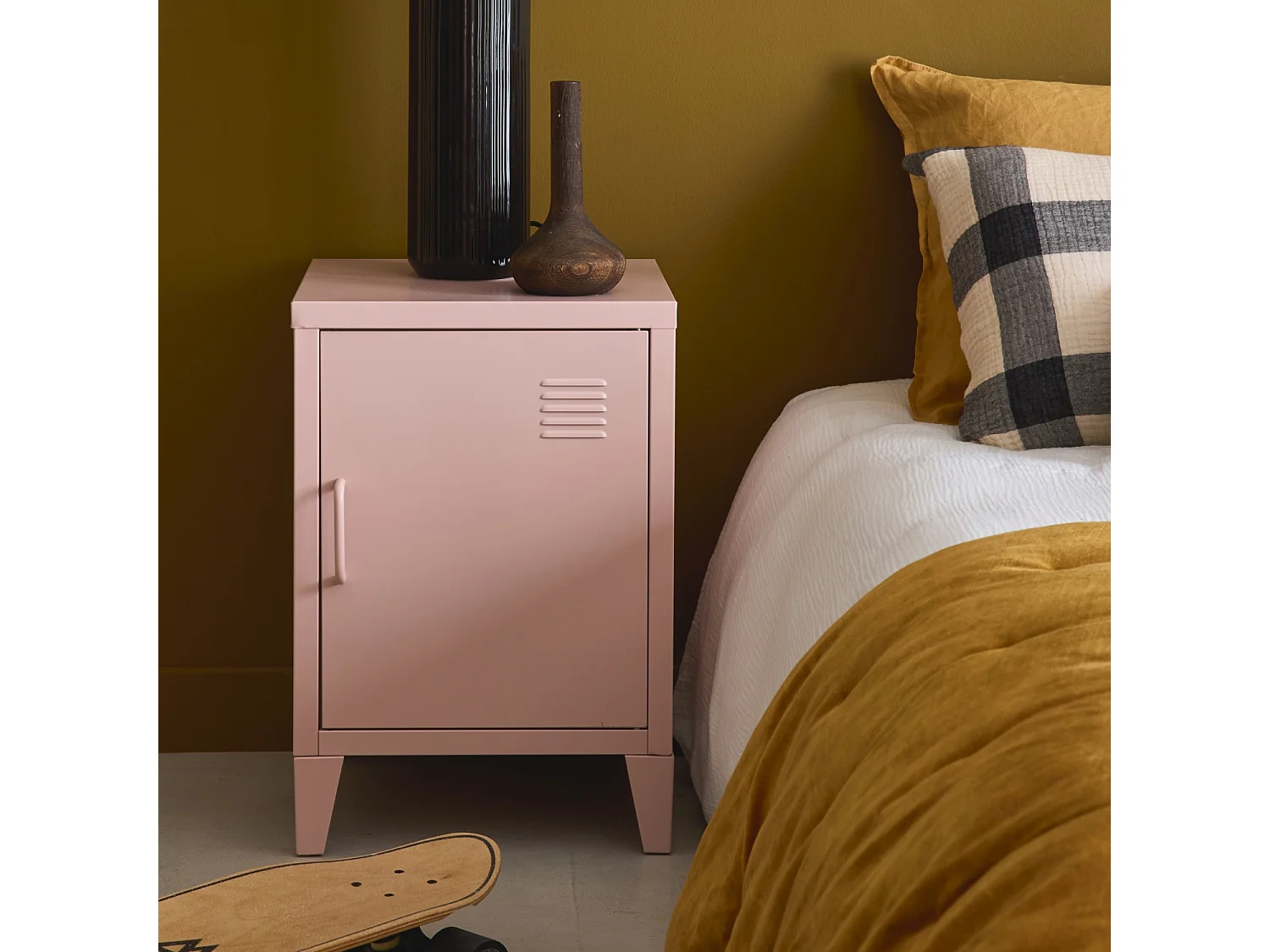 Table de chevet en acier rose. 1 porte. casier. chambre enfant