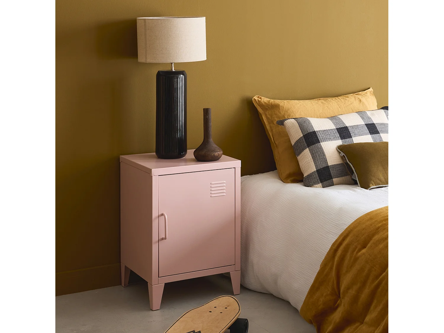 Table de chevet en acier rose. 1 porte. casier. chambre enfant