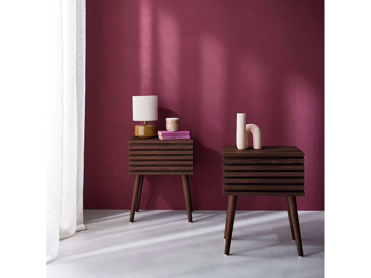 Lot de 2 tables de chevet style scandinave décor bois avec tiroir rainuré noyer et pieds compas