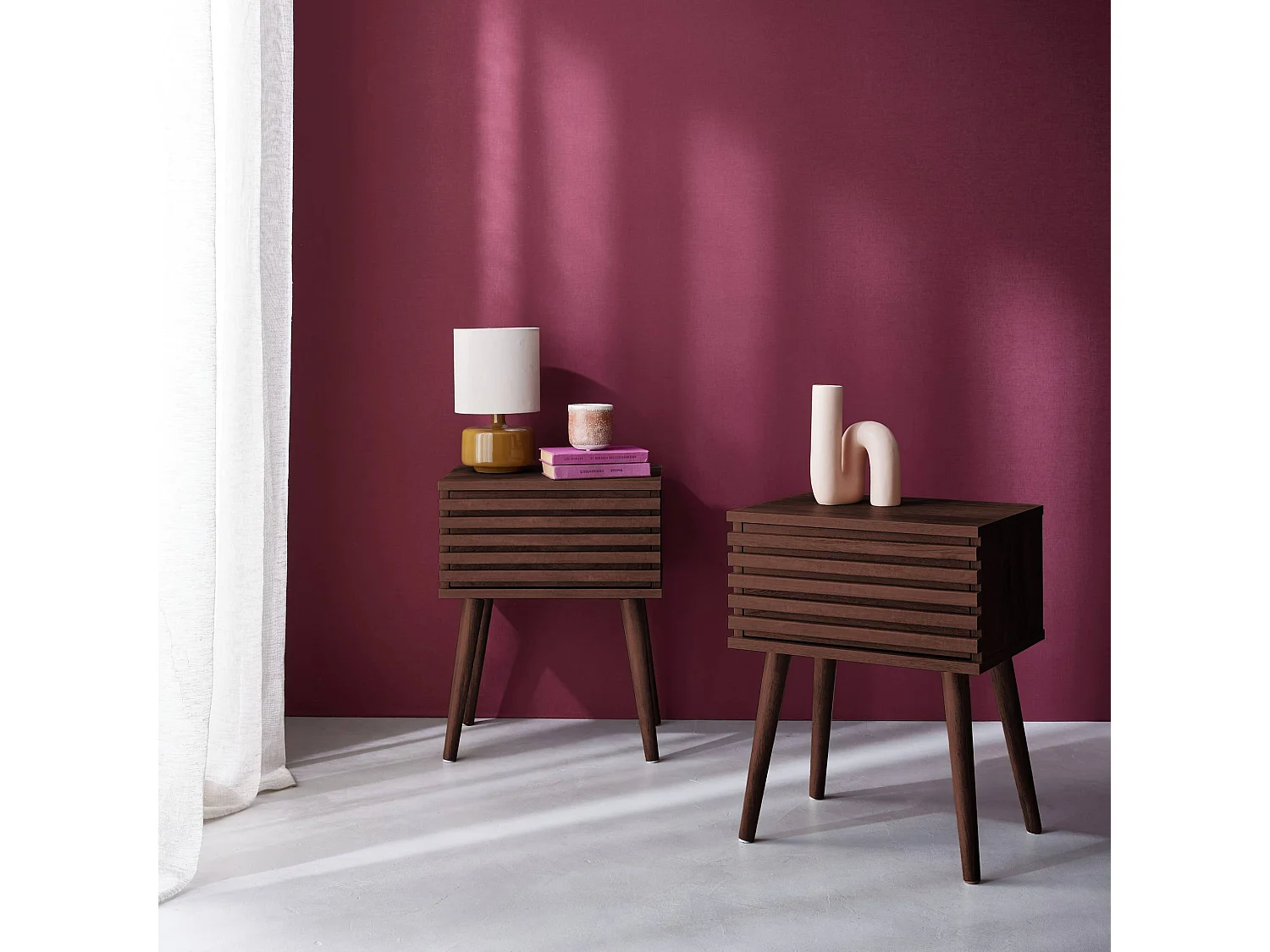 Lot de 2 tables de chevet style scandinave décor bois avec tiroir rainuré noyer et pieds compas