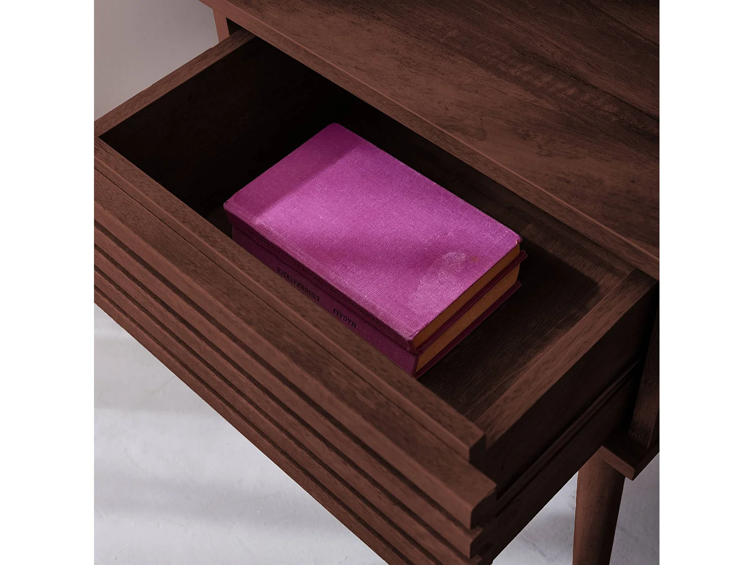 Lot de 2 tables de chevet style scandinave décor bois avec tiroir rainuré noyer et pieds compas