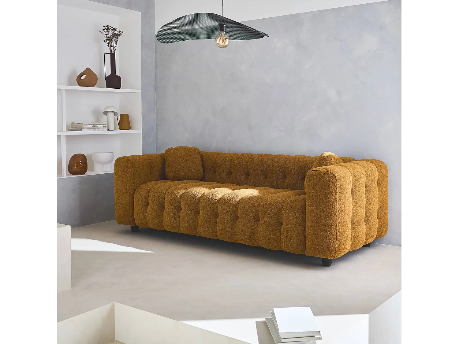 Divano rivestito in tessuto bouclé a 3 posti, mostarda