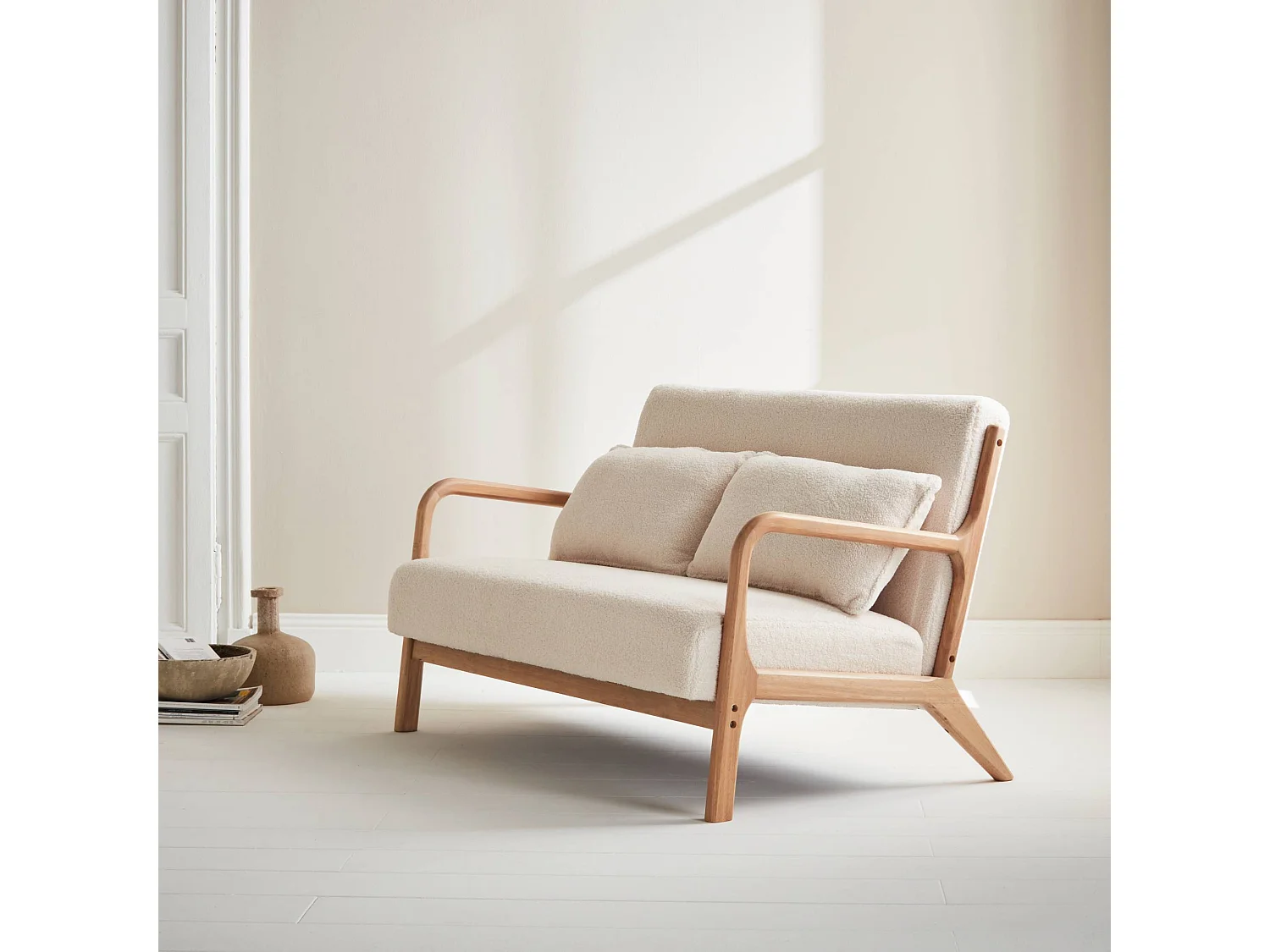 Banquette 2 places scandinave en bois et tissu bouclette. Lorens. L 124 x P 83 x H 77cm