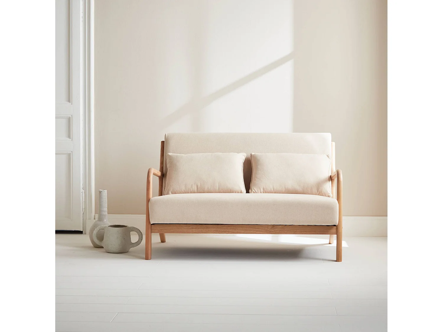 Banco de diseño en madera y tela beige