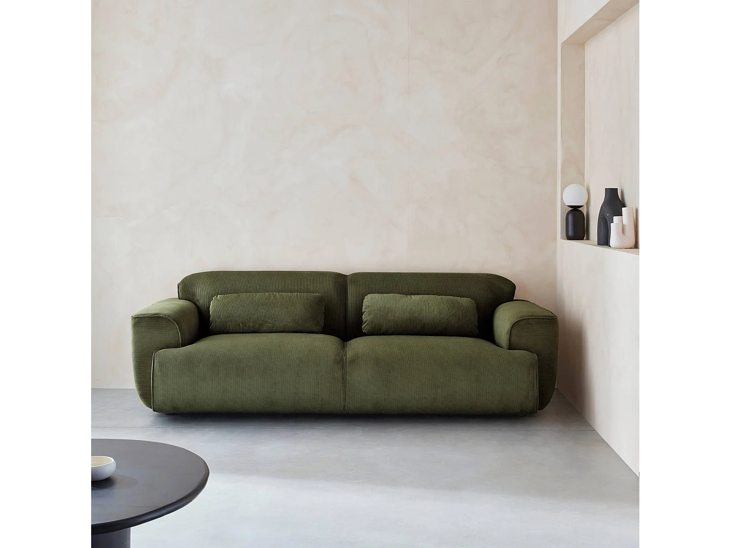 Canapé 3 places. tissu velours côtelé vert. 2 coussins déhoussables. Wallas  L 230 x P 98 x H 73cm