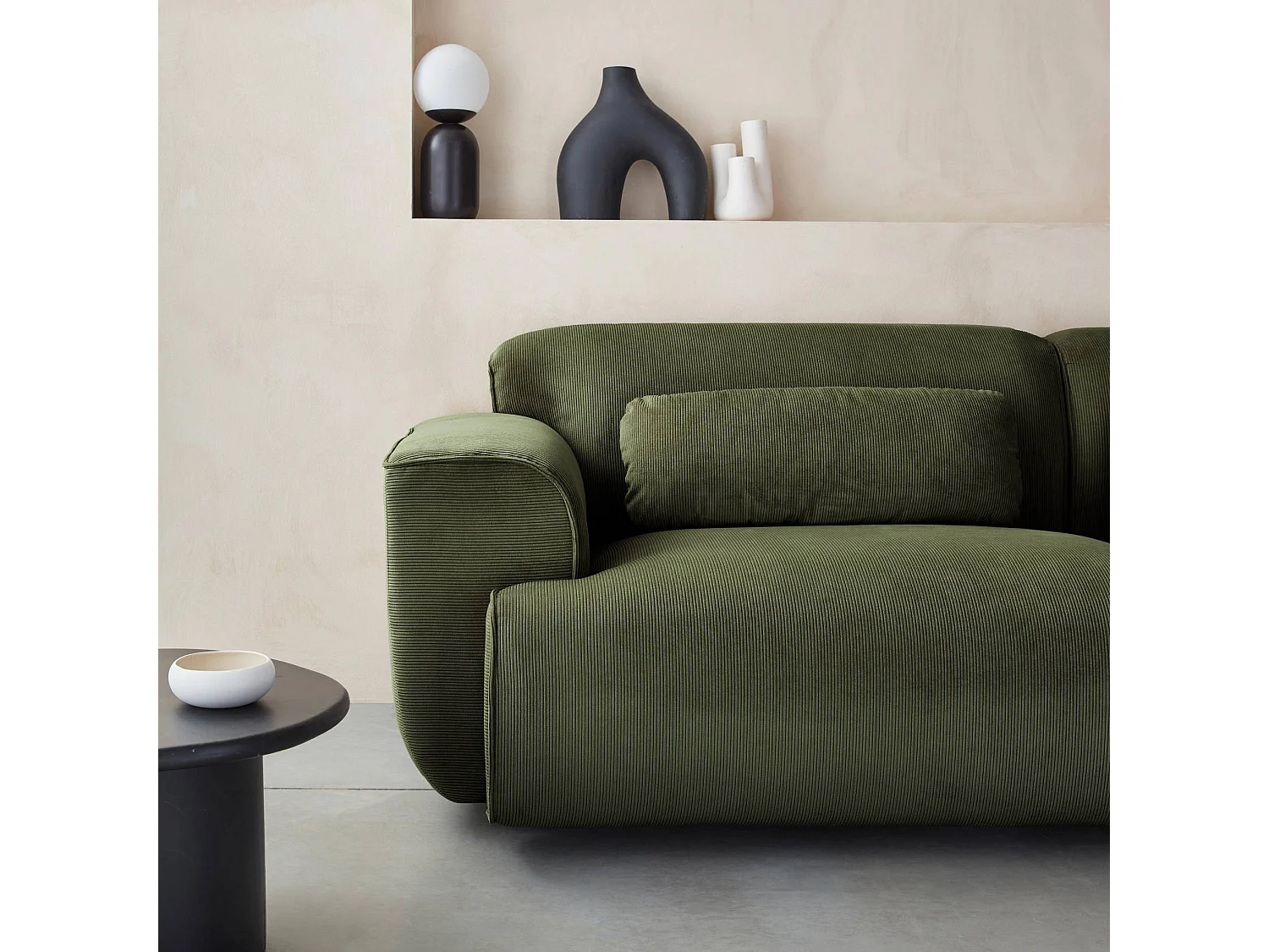 Canapé 3 places. tissu velours côtelé vert. 2 coussins déhoussables. Wallas  L 230 x P 98 x H 73cm