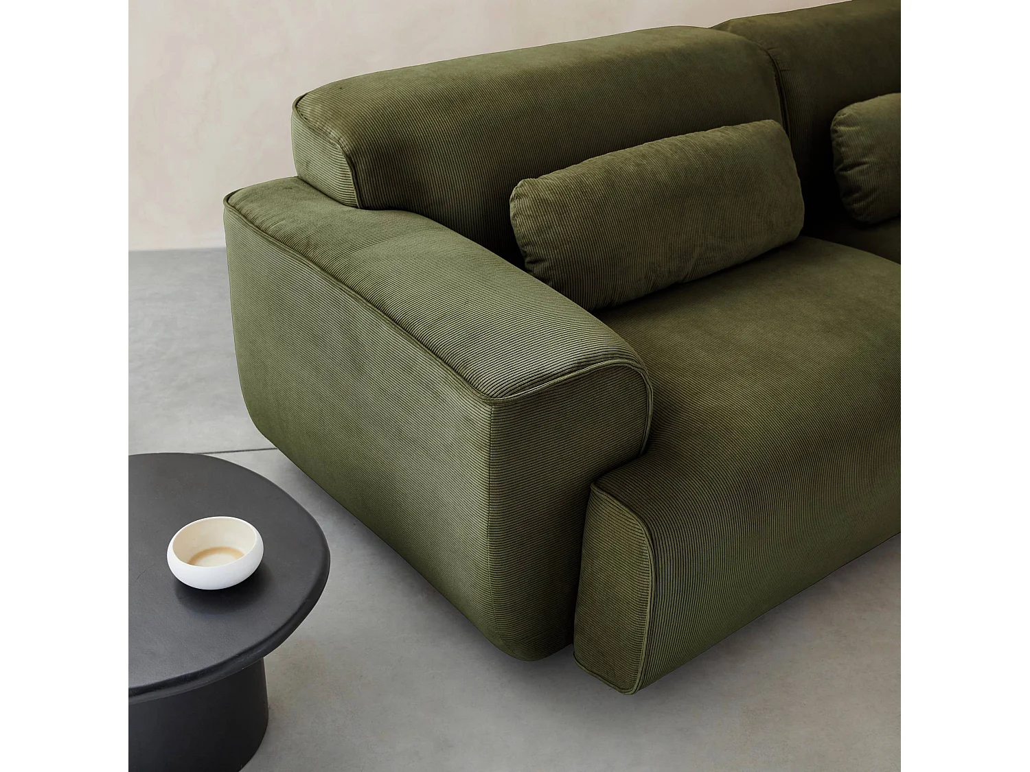 Canapé 3 places. tissu velours côtelé vert. 2 coussins déhoussables. Wallas  L 230 x P 98 x H 73cm