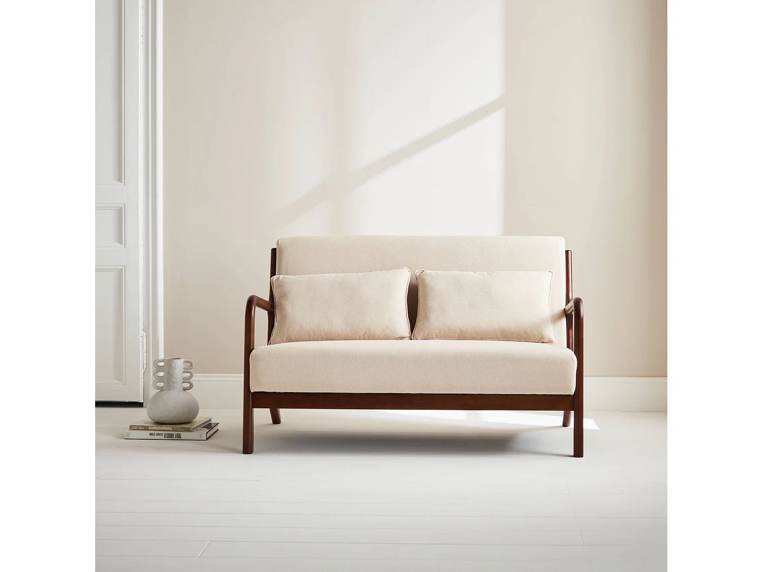 Banquette 2 places tissu beige. pieds bois d'hévéa teinté noyer clair. droit fixe. pieds compas scandinave