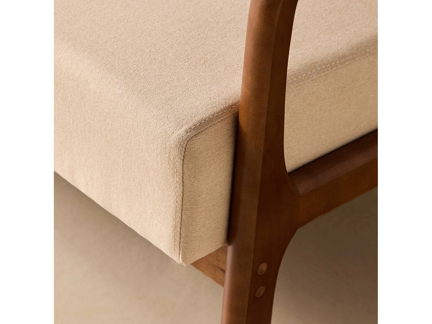 Panca stile scandinavo in legno di hevea e tessuto, 2 posti, beige
