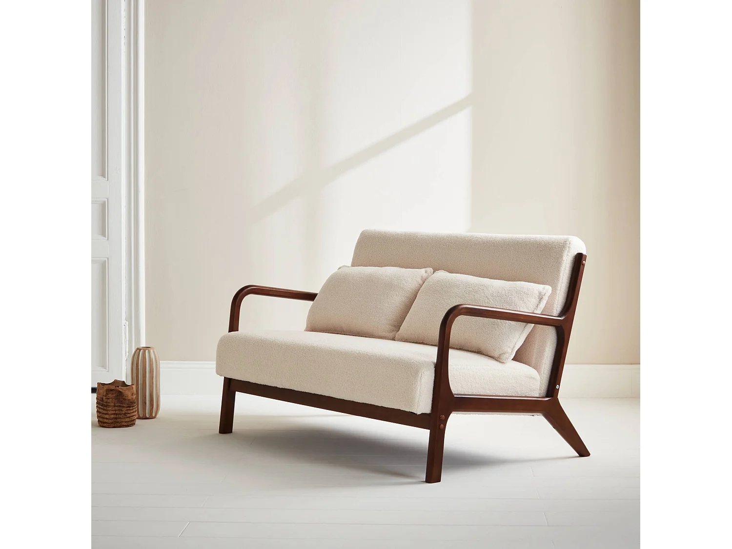 Panca scandinava in legno di hevea tinto noce chiaro e bouclé, 2