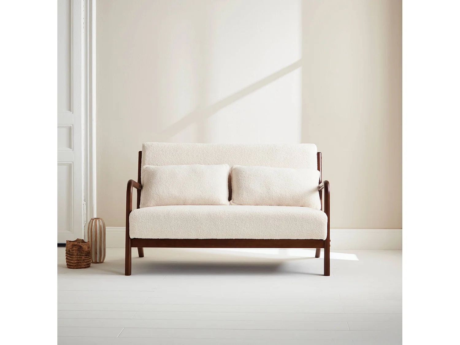 Panca scandinava in legno di hevea tinto noce chiaro e bouclé, 2