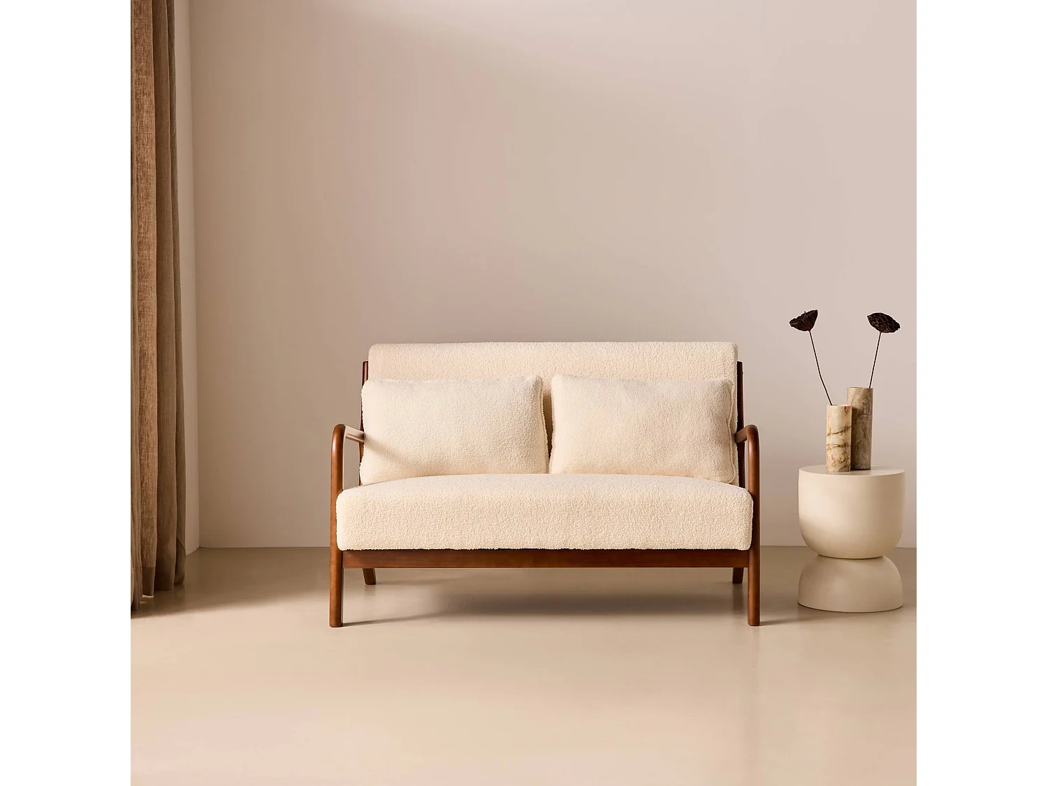 Divano in tessuto bouclé con gambe in legno tinto noce chiaro, 2