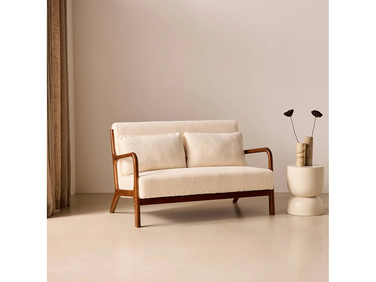 Divano in tessuto bouclé con gambe in legno tinto noce chiaro, 2