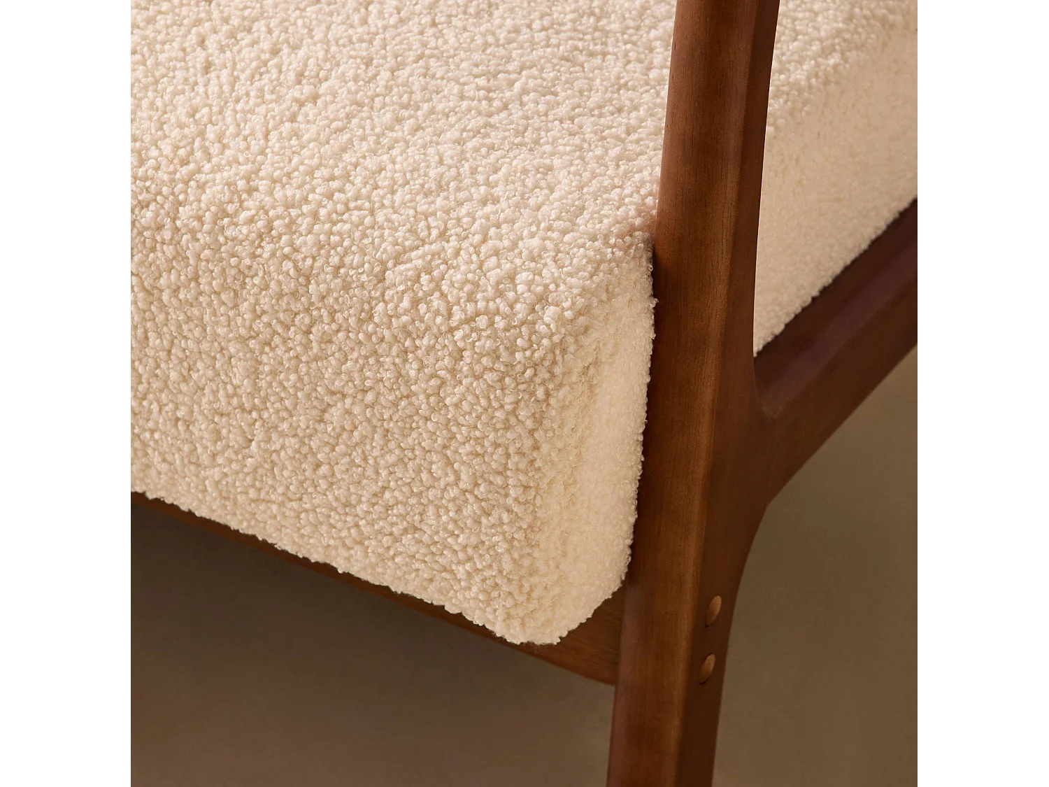 Divano in tessuto bouclé con gambe in legno tinto noce chiaro, 2