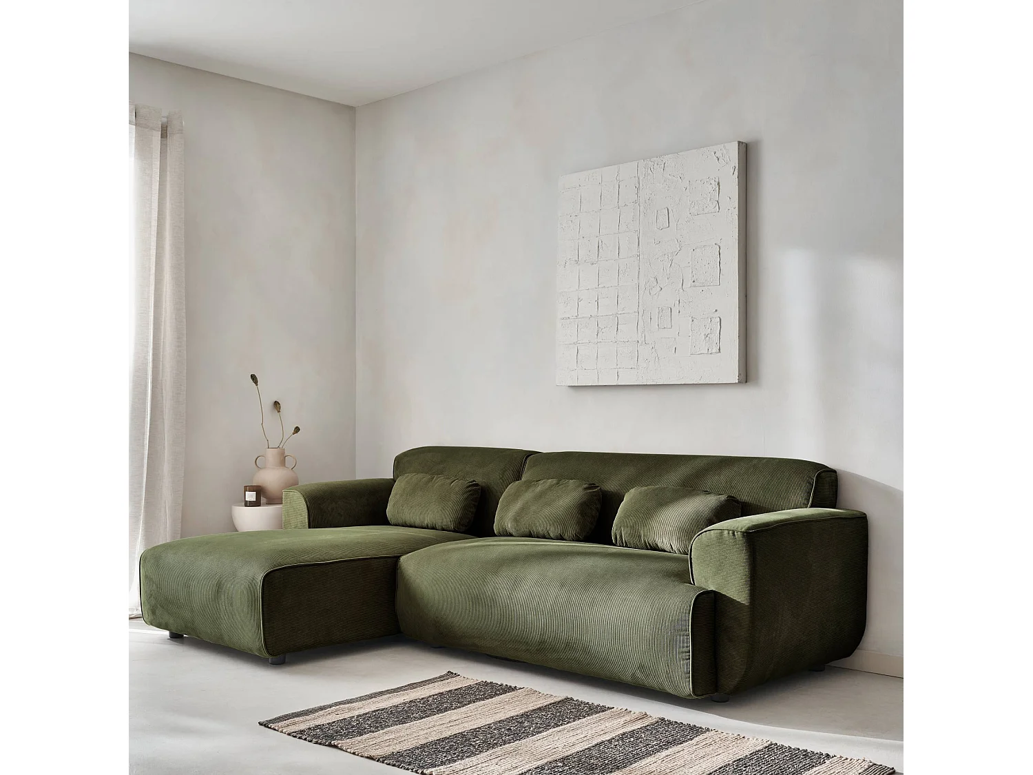 Canapé d'angle gauche. 2 à 3 places. velours côtelé vert. Wallas L 196 x P 151 / 91 / x H 73cm