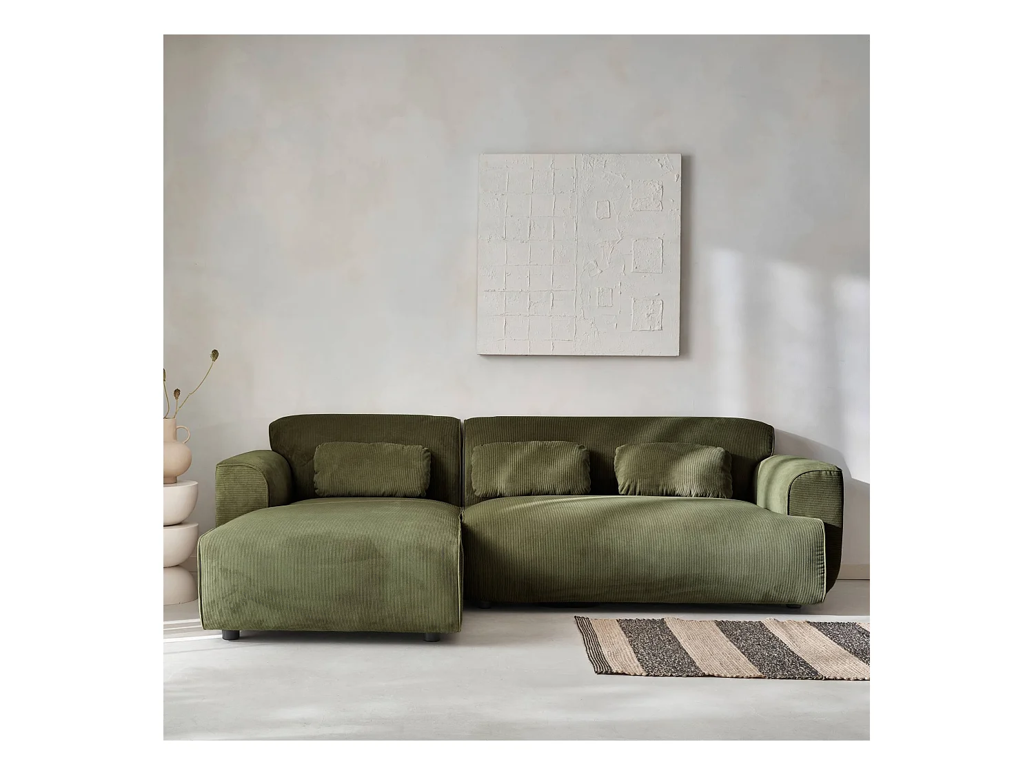 Canapé d'angle gauche. 2 à 3 places. velours côtelé vert. Wallas L 196 x P 151 / 91 / x H 73cm