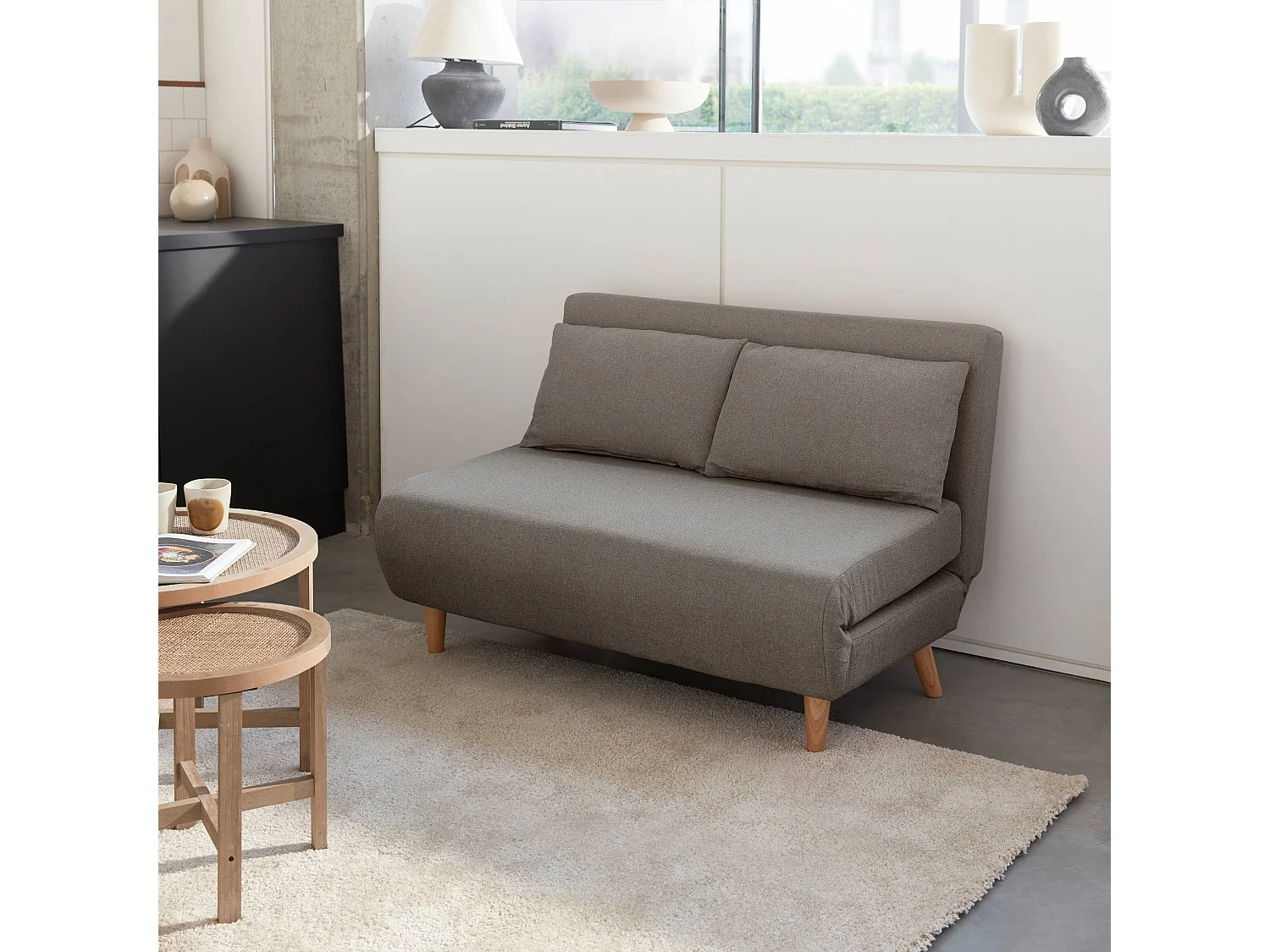 Divano letto a 2 posti in tessuto, gambe in legno, grigio chiaro