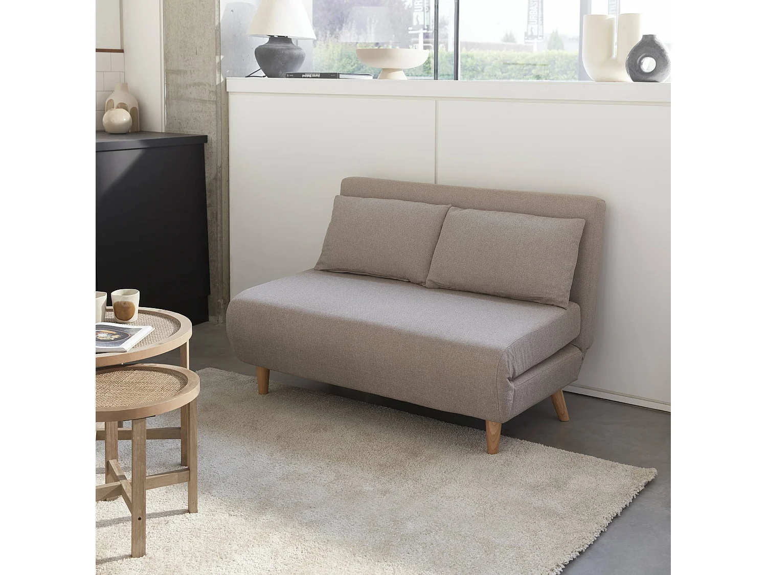 Divano letto a 2 posti in tessuto, gambe in legno, beige