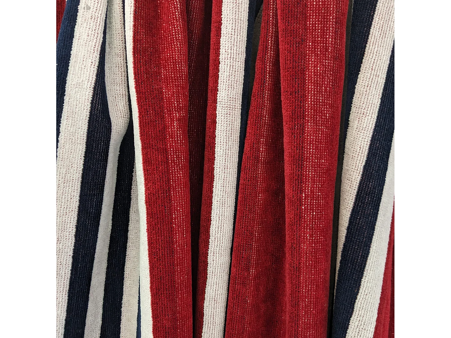 Drap de plage 100x180 cm en velours de coton MEZZOGIORNO rouge à rayures