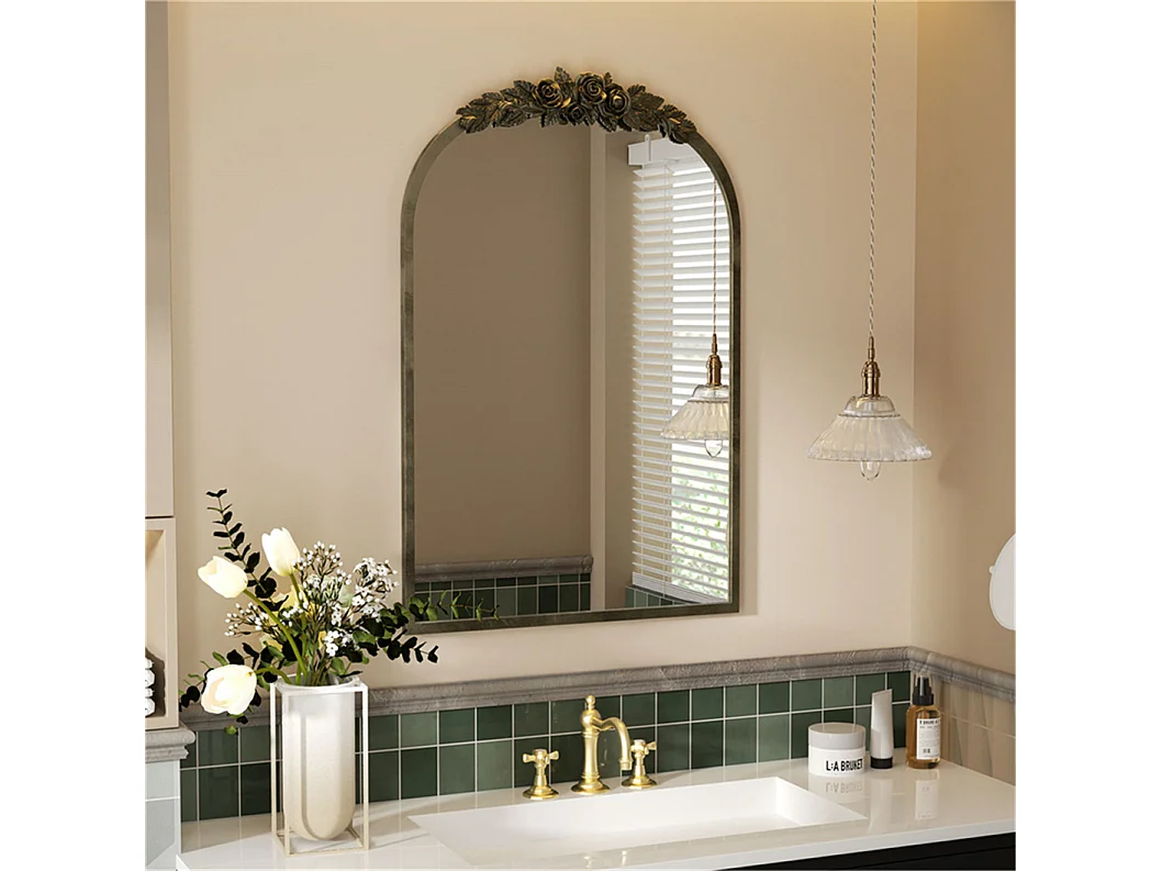 Bogenspiegel aus Metall – L 60,5 x H 91,6 cm – Goldfarbener Designer-Wandspiegel