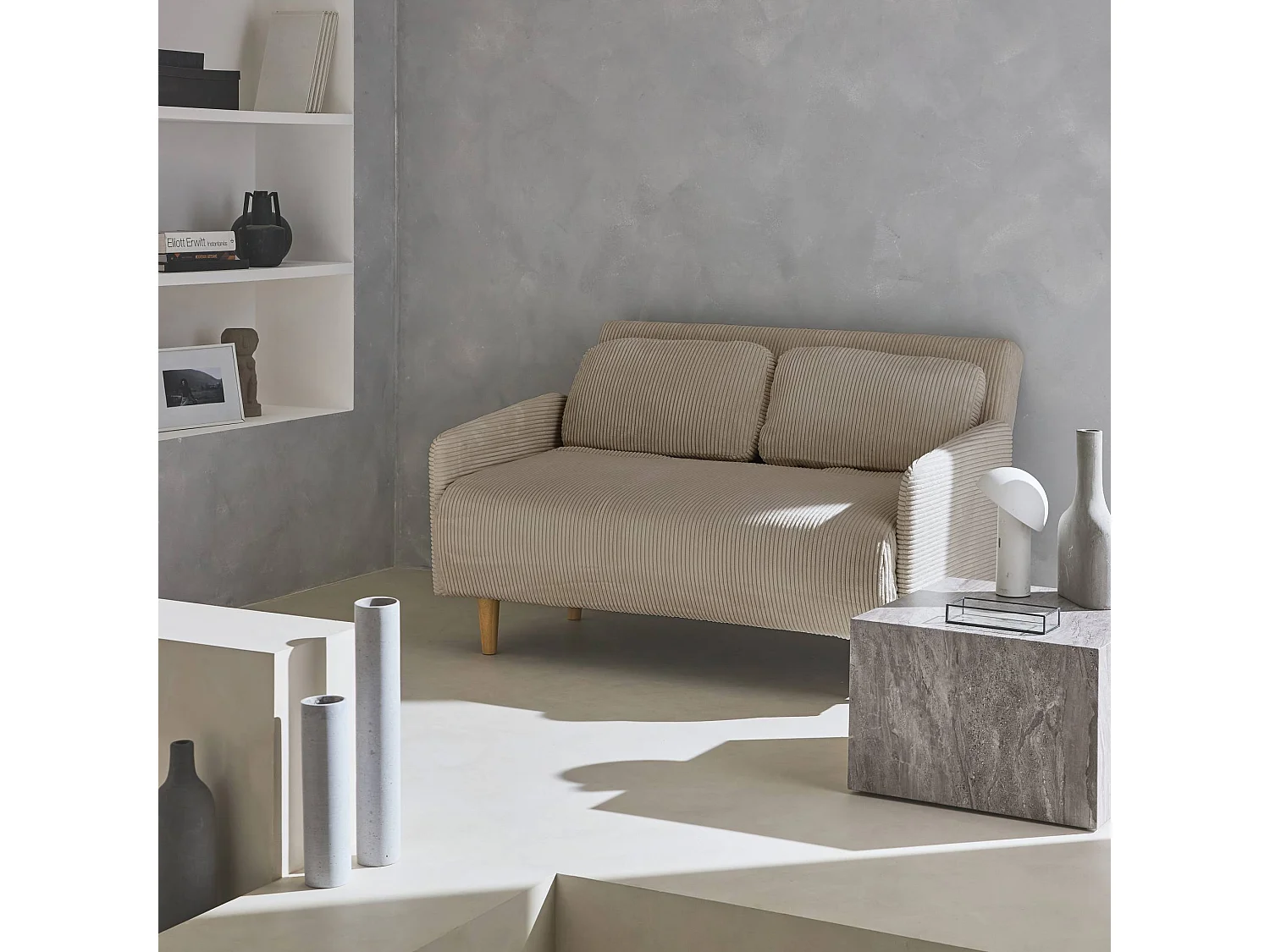 Sofá cama de pana de 2 plazas con patas de madera beige