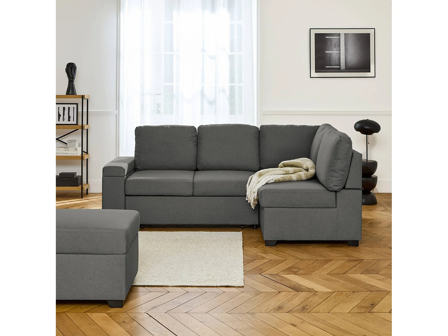 Canapé d'angle convertible. 3 places en tissu gris foncé avec pouf