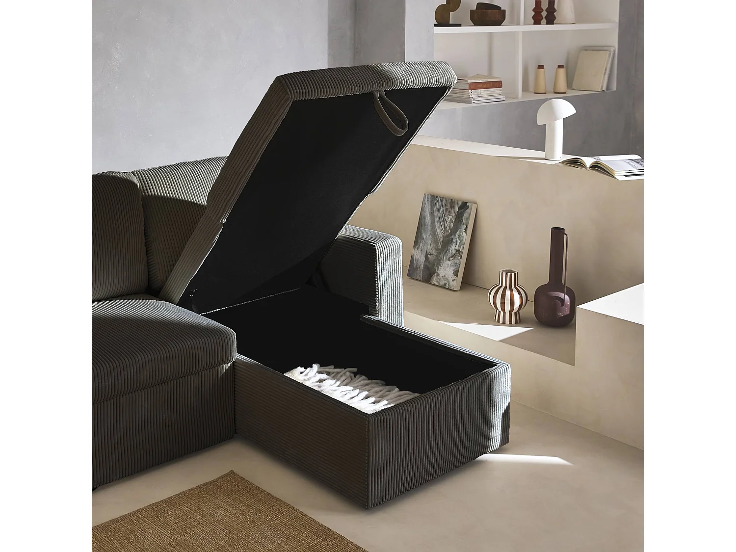 Canapé d'angle convertible et réversible. velours côtelé grosse côte gris foncé. 3 places