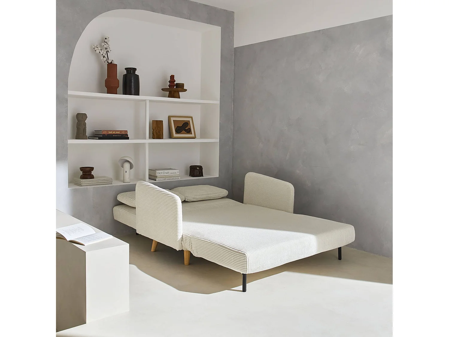 Canapé convertible en velours côtelé - Panam - 2 places scandinave. pieds bois. blanc. banquette. dossier inclinable