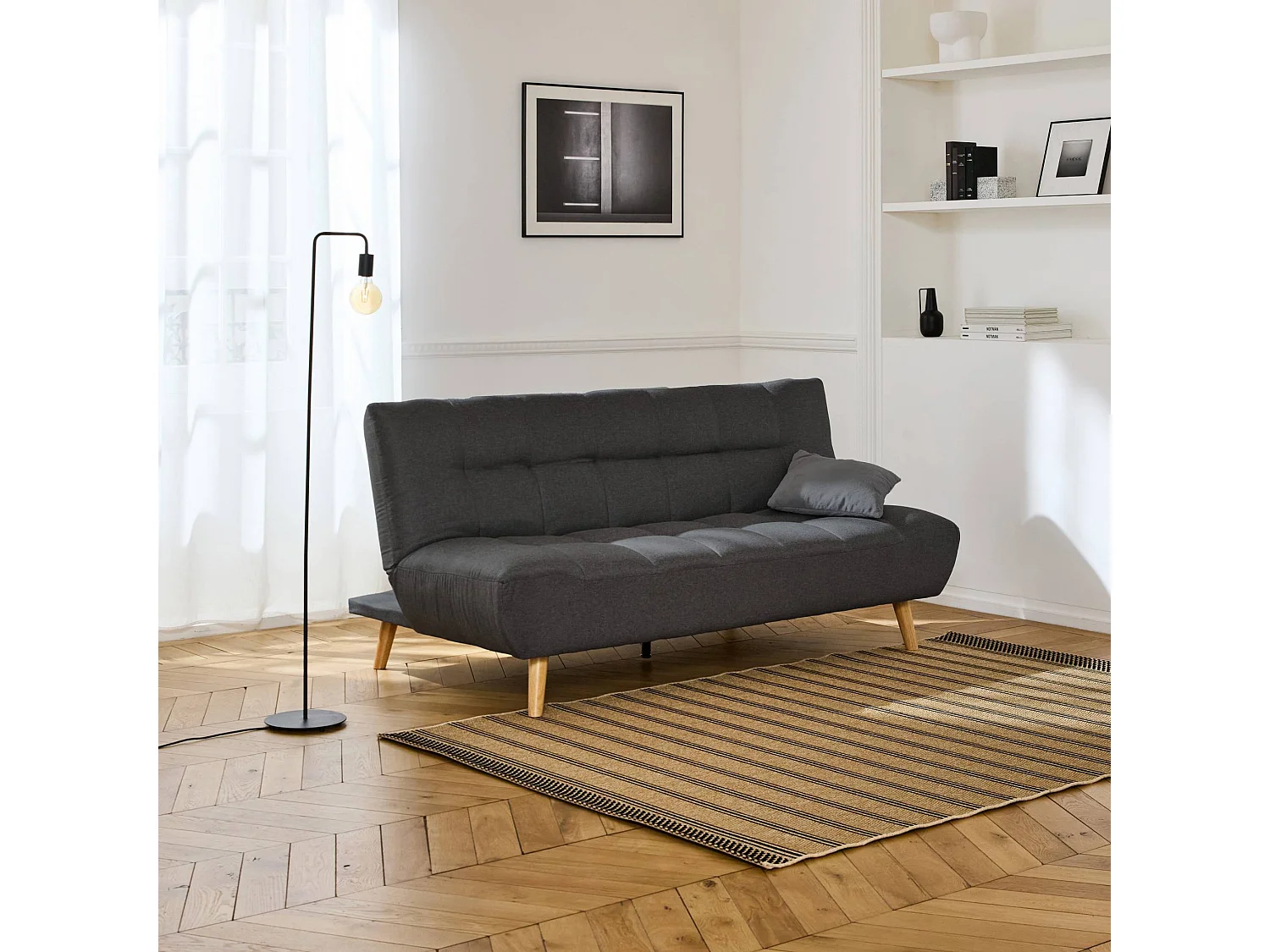 Canapé 3 places banquette clic clac. convertible. en tissu gris foncé et pieds bois couleur noyer