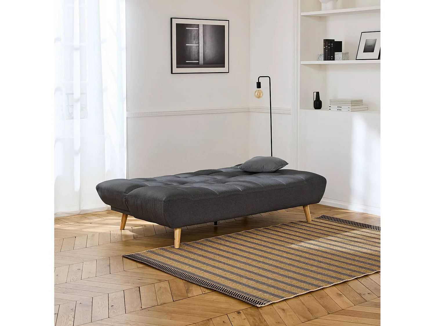 Canapé 3 places banquette clic clac. convertible. en tissu gris foncé et pieds bois couleur noyer