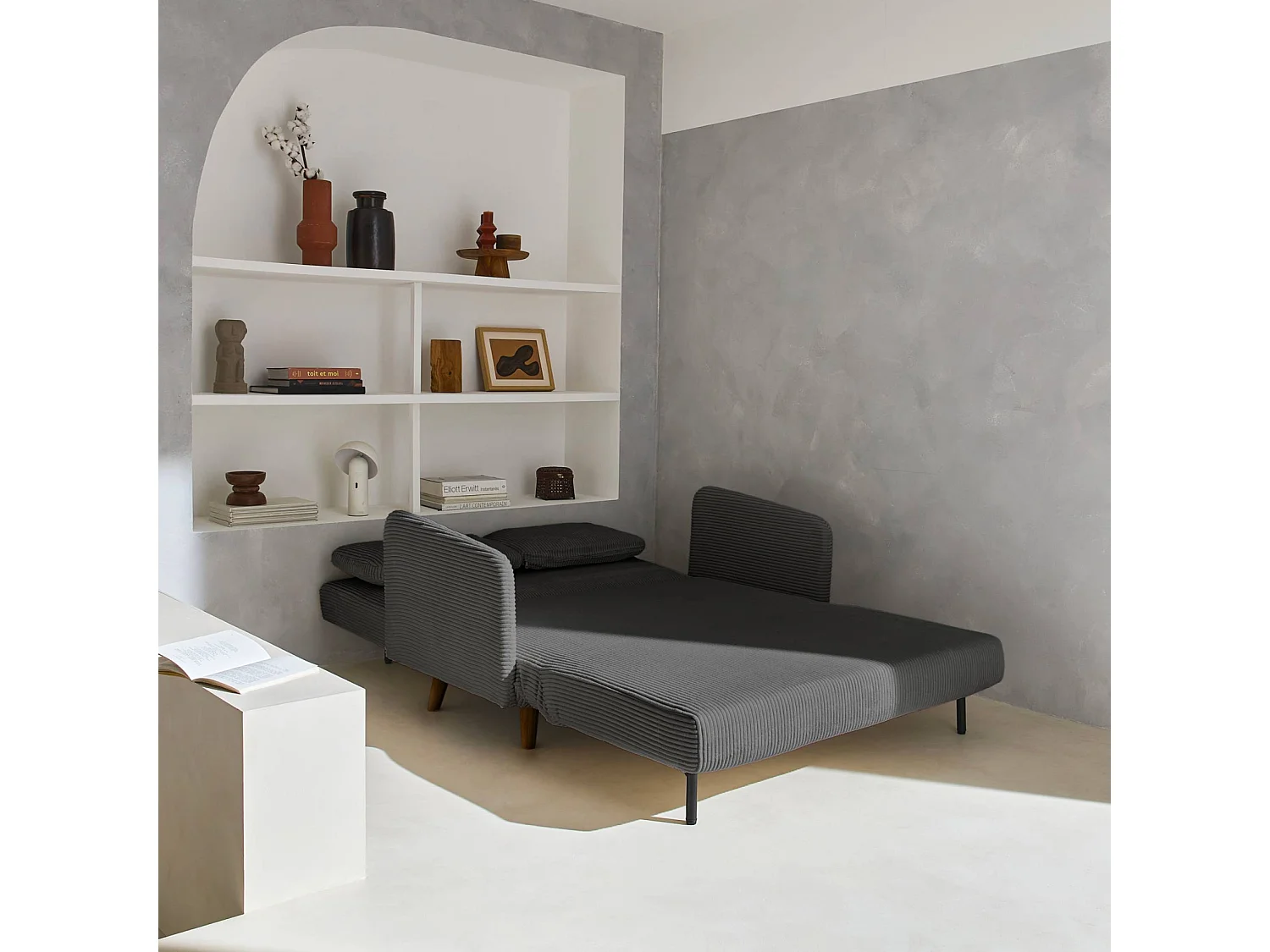 Sofá cama de pana de 2 plazas con patas de madera gris oscuro