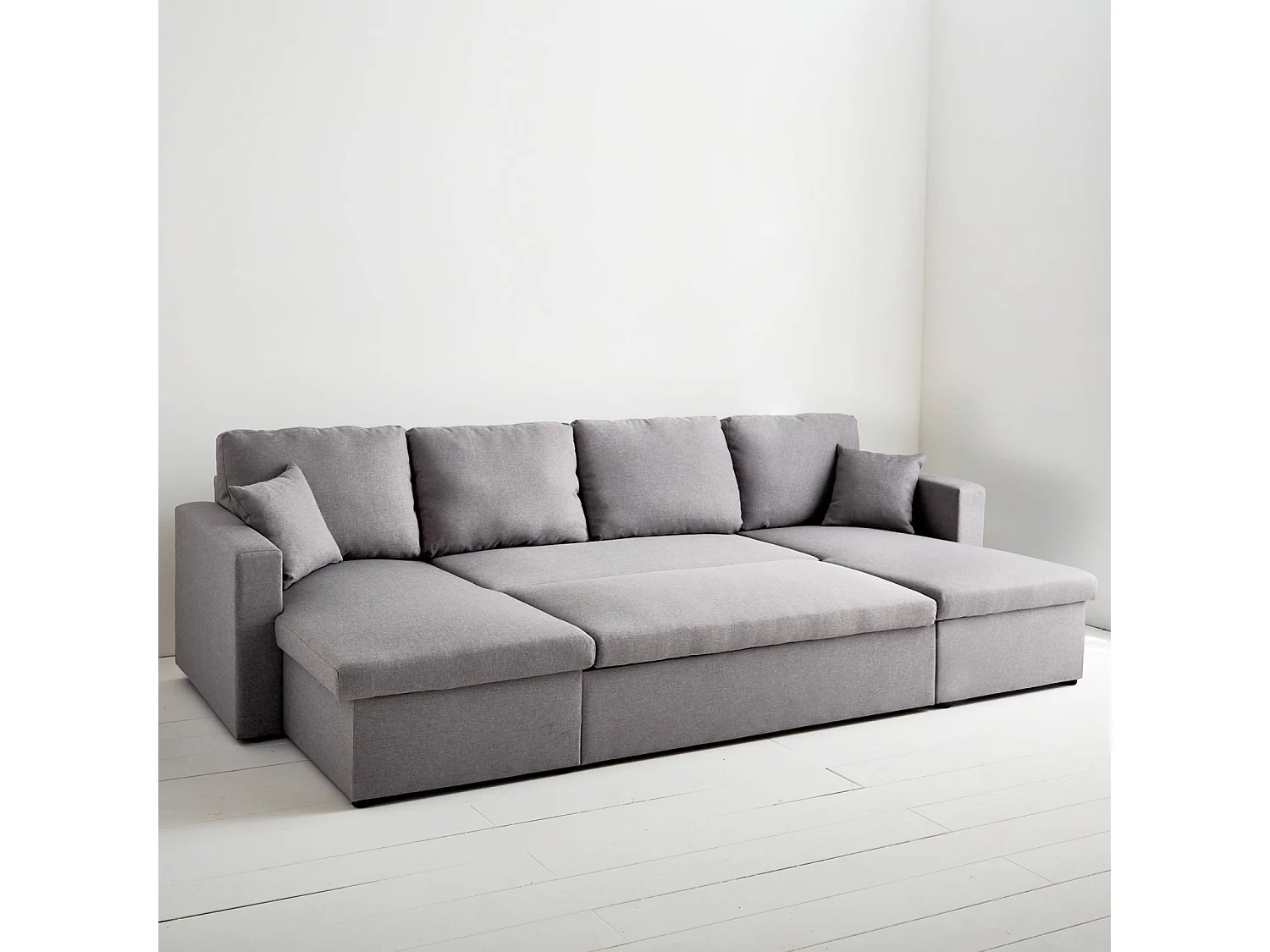 Canapé panoramique convertible en tissu gris clair. 4 places. coffre rangement. lit modulable