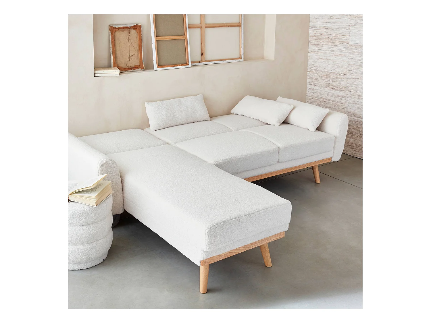 Canapé d'angle convertible réversible 3 places. tissu bouclettes crème. pieds bois