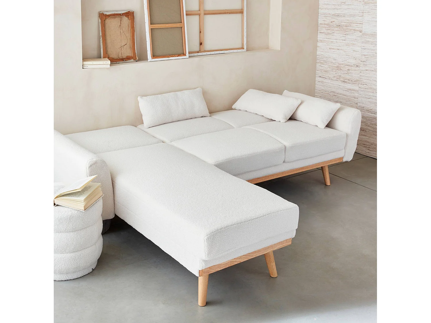 Canapé d'angle convertible réversible 3 places. tissu bouclettes crème. pieds bois