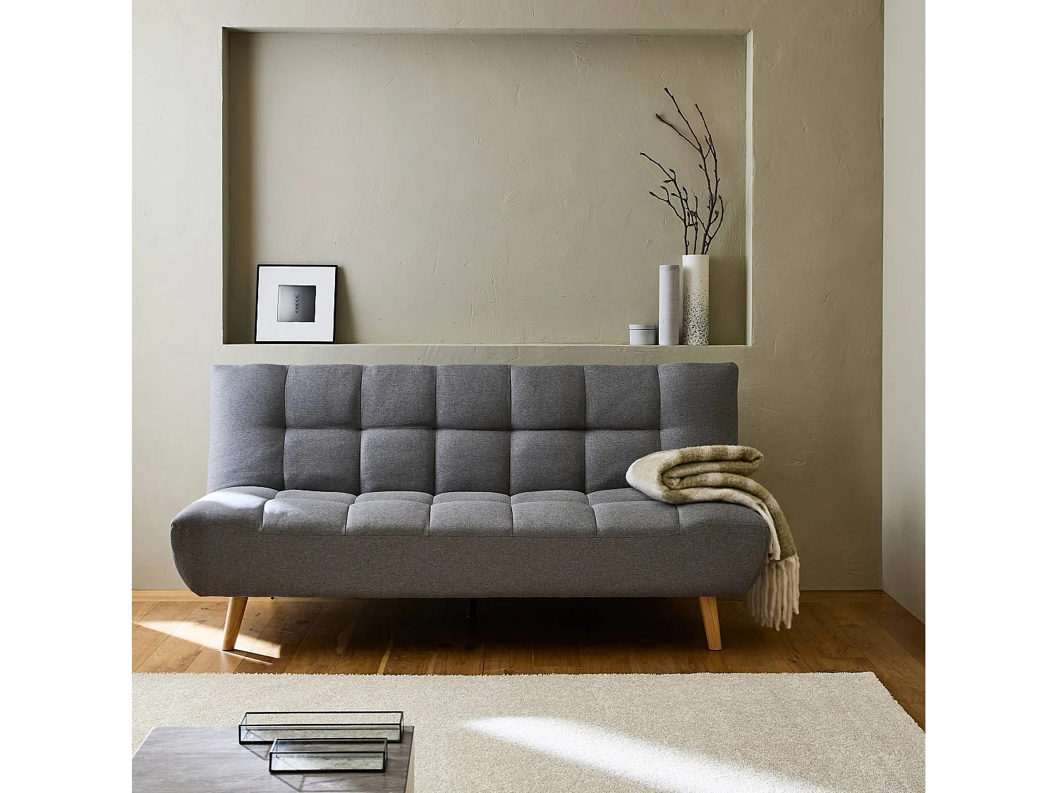 Canapé 3 places banquette clic clac. convertible. en tissu gris clair et pieds bois naturel