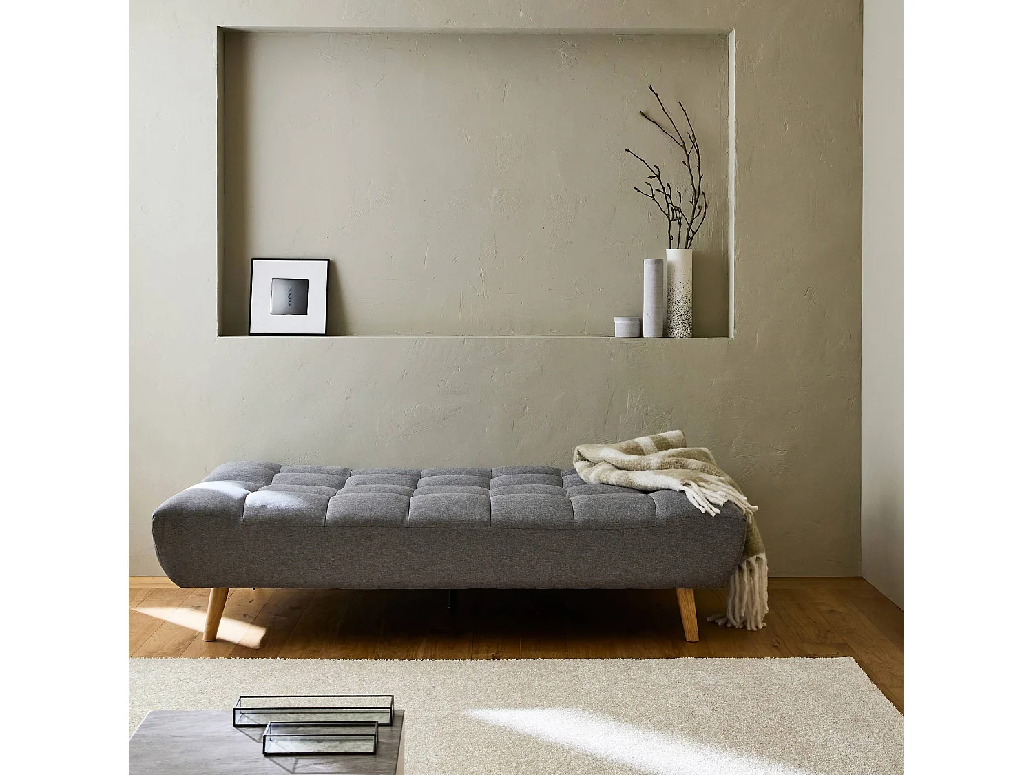 Canapé 3 places banquette clic clac. convertible. en tissu gris clair et pieds bois naturel