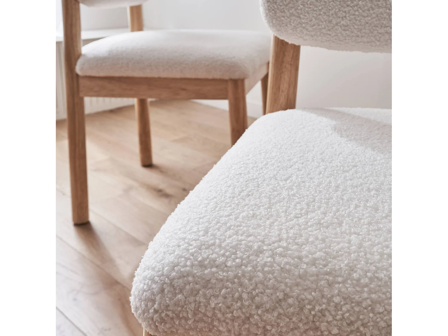 Set di 2 sedie imbottite in legno di hevea e bouclé, bianco