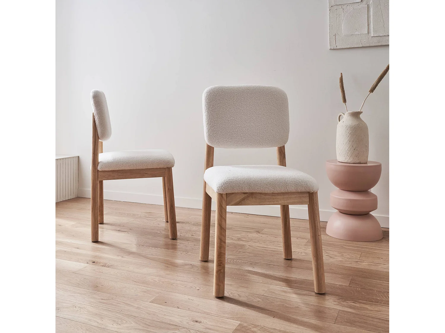 Lot de 2 chaises scandinaves piètement en bois d'hévéa revêtement bouclette