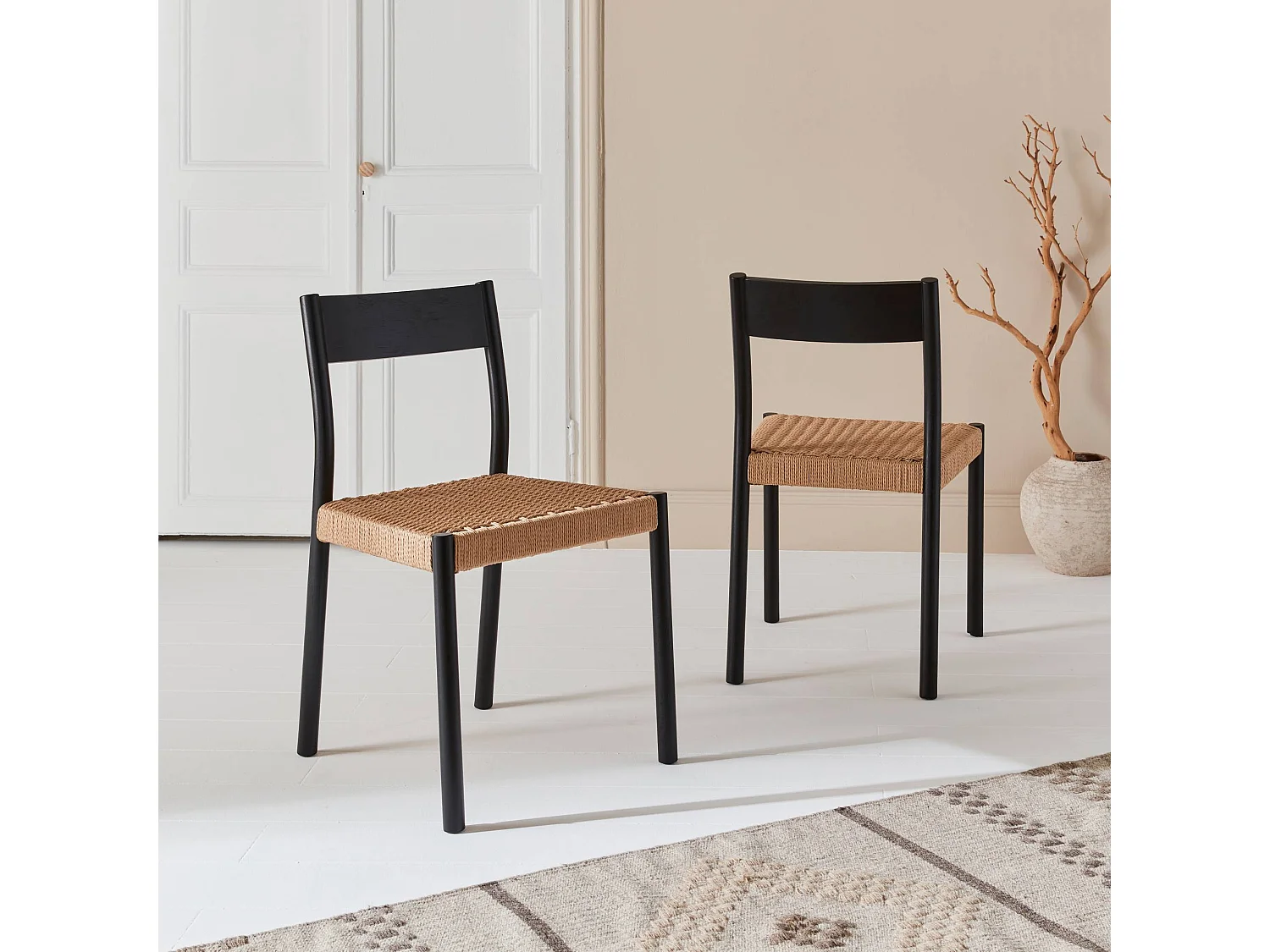 Lot de 2 chaises noires en bois et cordage. Ella. L 49.5 x P 53 x H 82cm