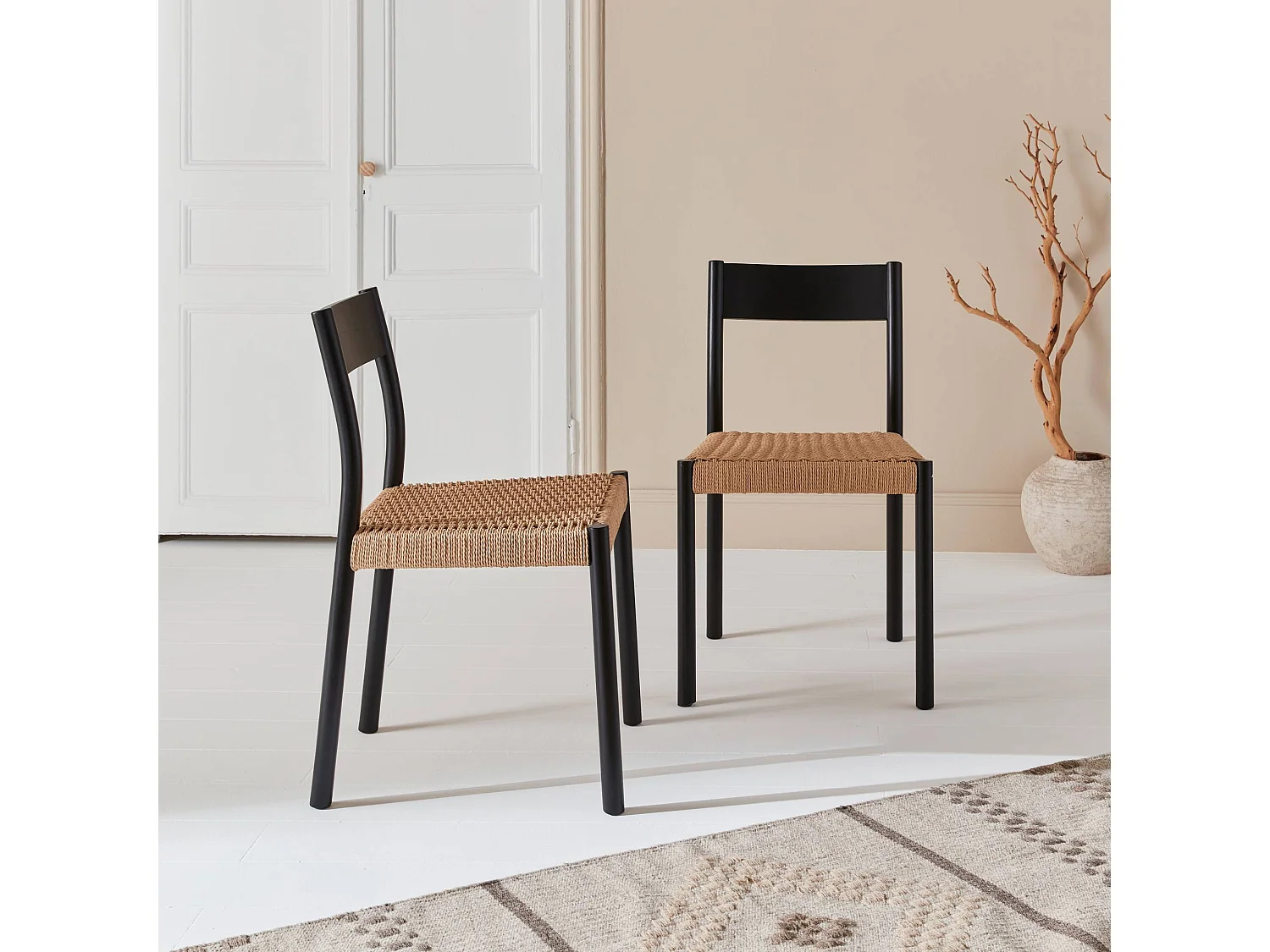 Lot de 2 chaises noires en bois et cordage. Ella. L 49.5 x P 53 x H 82cm