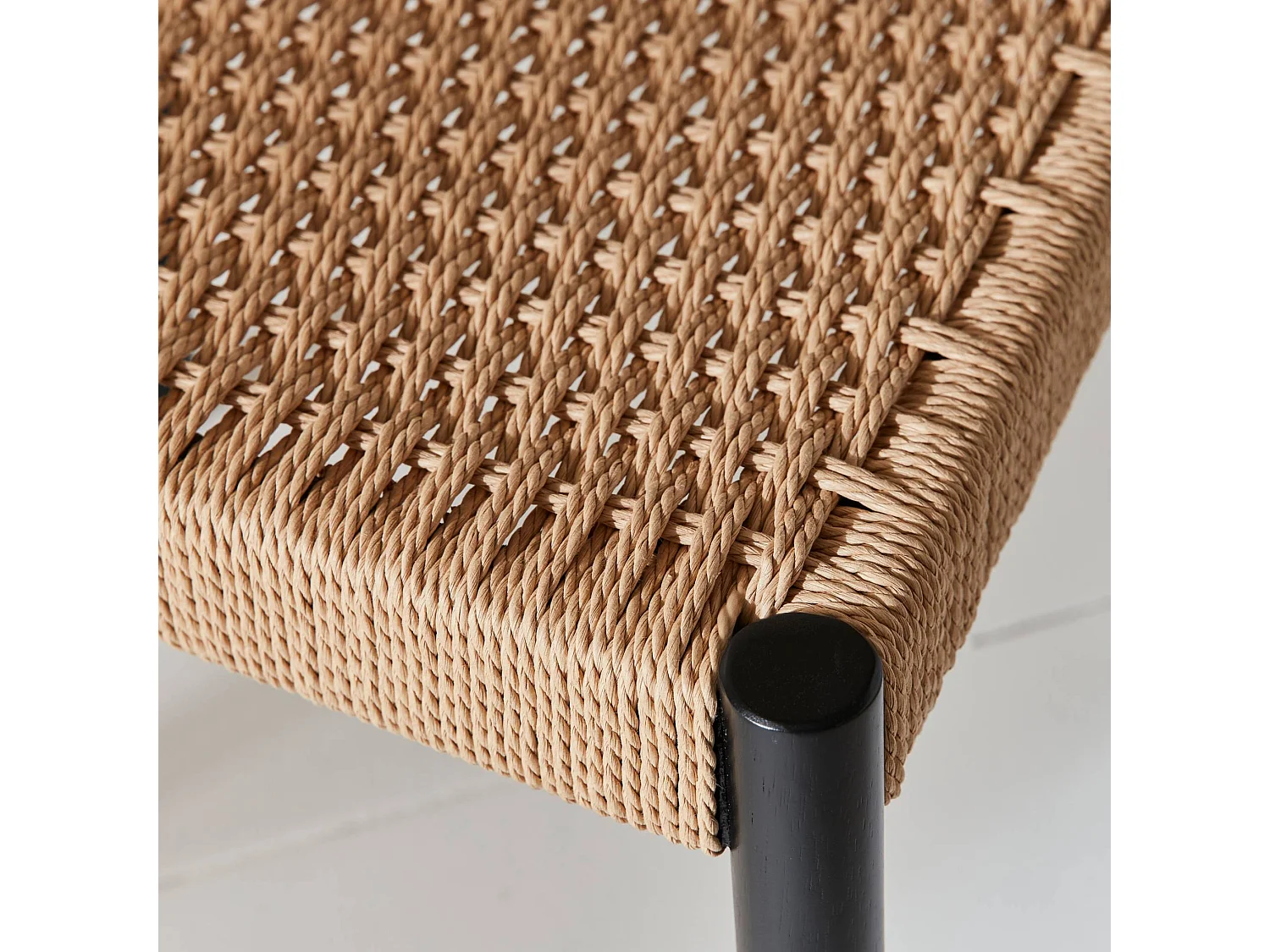 Lot de 2 chaises noires en bois et cordage. Ella. L 49.5 x P 53 x H 82cm