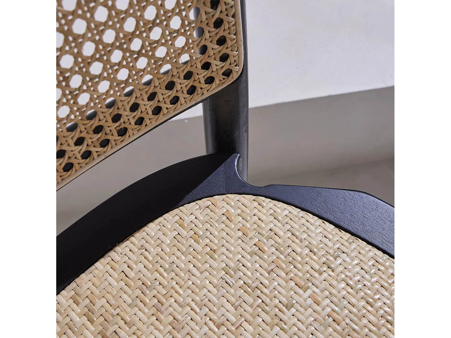 Lot de deux chaises vintage noires en bois avec assise et dossier en rotin