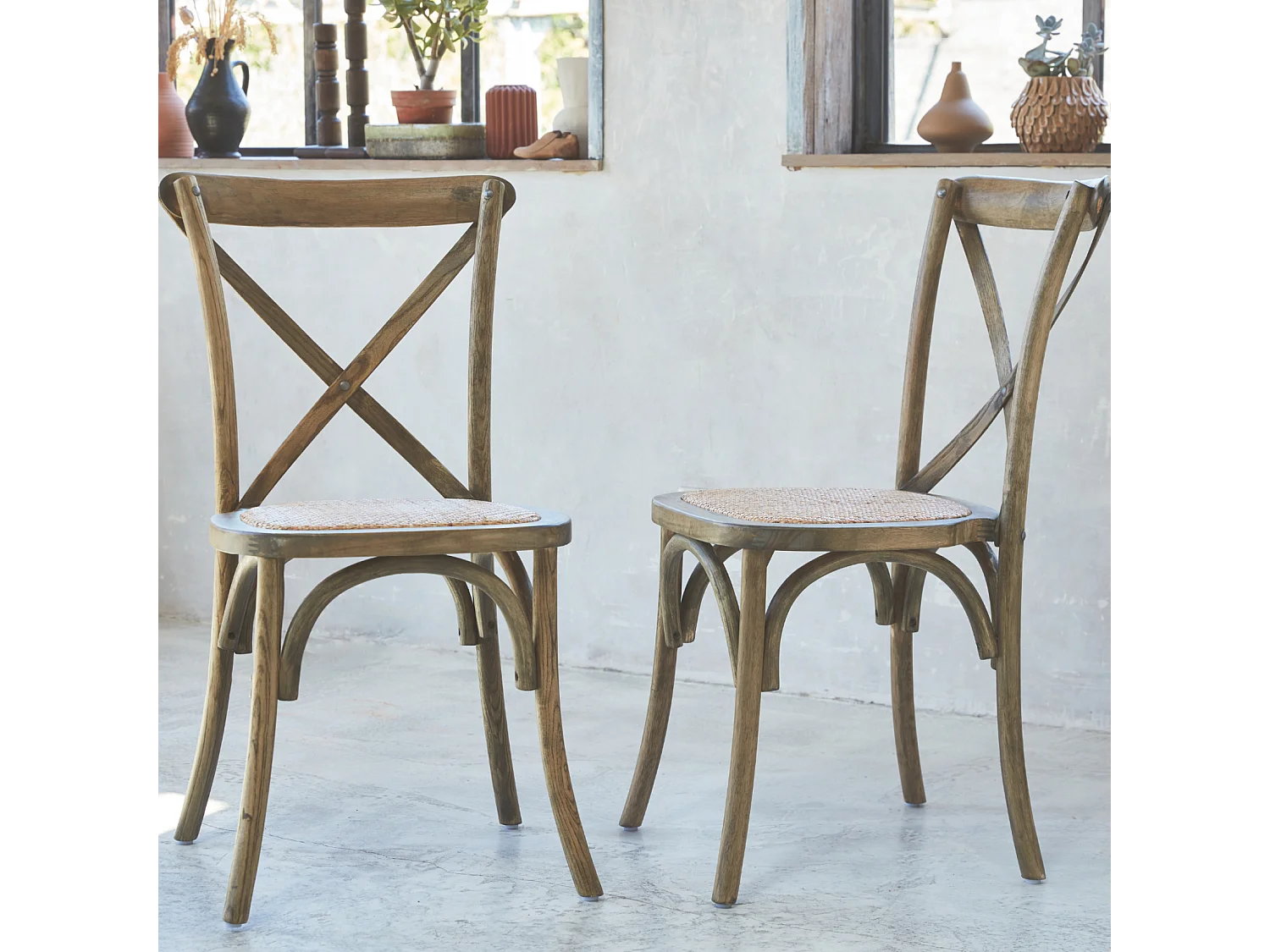 Lot de 2 chaises de bistrot en bois d'hévéa marron vieilli. vintage. assise en rotin. empilables